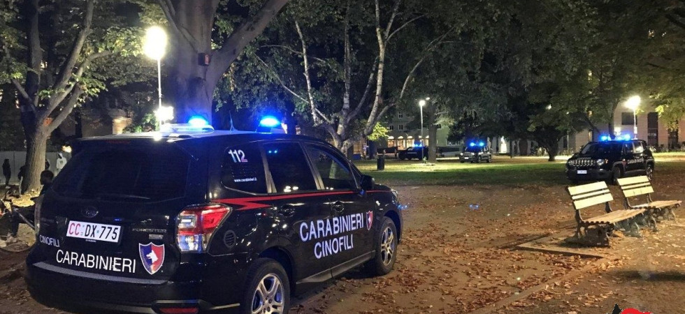 Che hai da guardare?'', spacca una bottiglia e aggredisce un gruppetto di amici ferendo un ragazzo